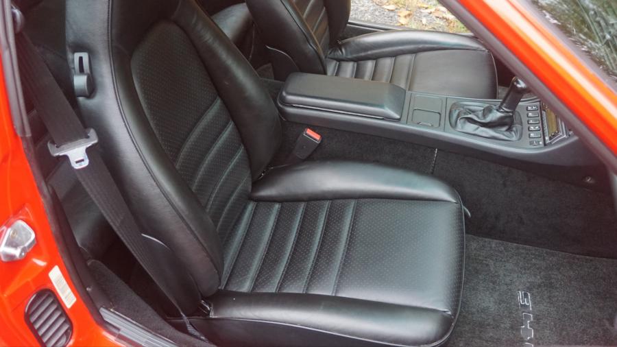 Интерьер Porsche 944 Turbo 1986 года  (фото 89 из 149)
